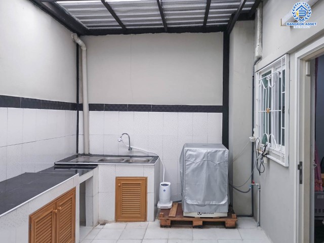 *****ทาวน์เฮ้าส์มือสองย่านปทุมธานี ม.ชวนชื่นทาวน์ รังสิต-คลอง1 เนื้อที่กว้างถึงเกือบ 23 ตร.ว. ฟังก์ชันจัดเต็ม 4 ห้องนอน 3 ห้องน้ำ 2 ที่จอดรถ บนทำเลเข้า-ออกเมืองสะดวก ใกล้รถไฟฟ้าสายสีแดง "สถานีรังสิต" และทางด่วน "อุตราภิมุข"